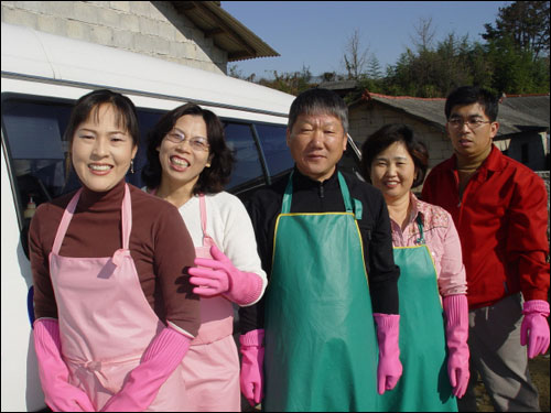 이동 목욕을 실시하고 있는 정읍시 보건소 윤재동, 조동환씨와 자원봉사자들 